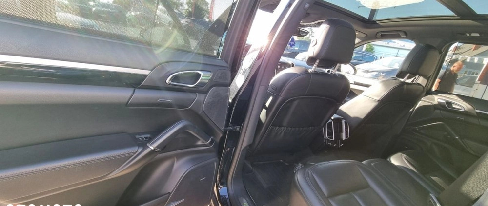 Porsche Cayenne cena 199000 przebieg: 70000, rok produkcji 2017 z Józefów małe 529